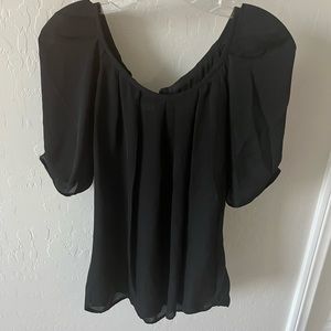 Joe’s black puff shelves top